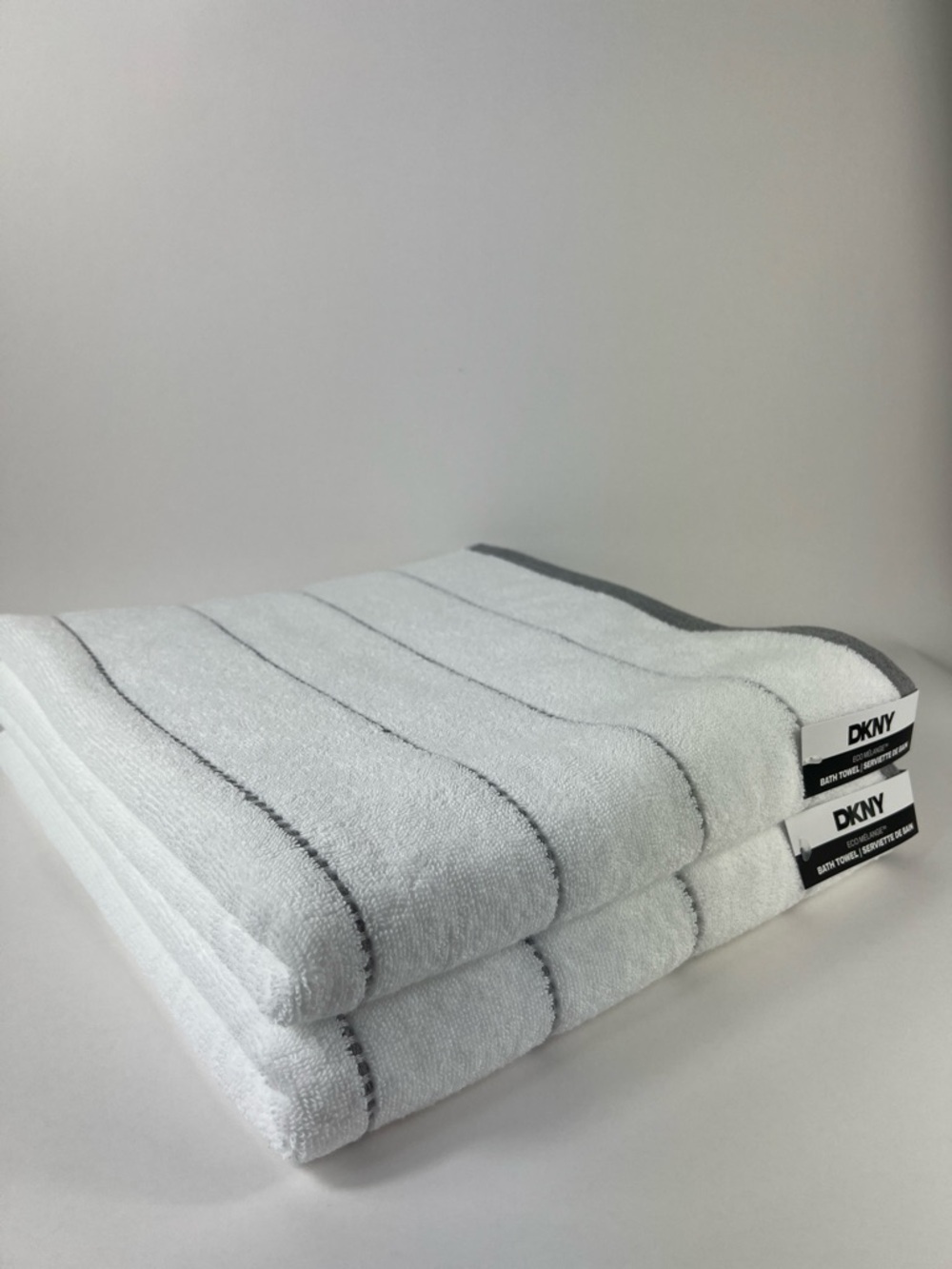 DKNY Bath Towels Eco-melange White Gray Plush Cotton Absorbent Set of 2 NEW